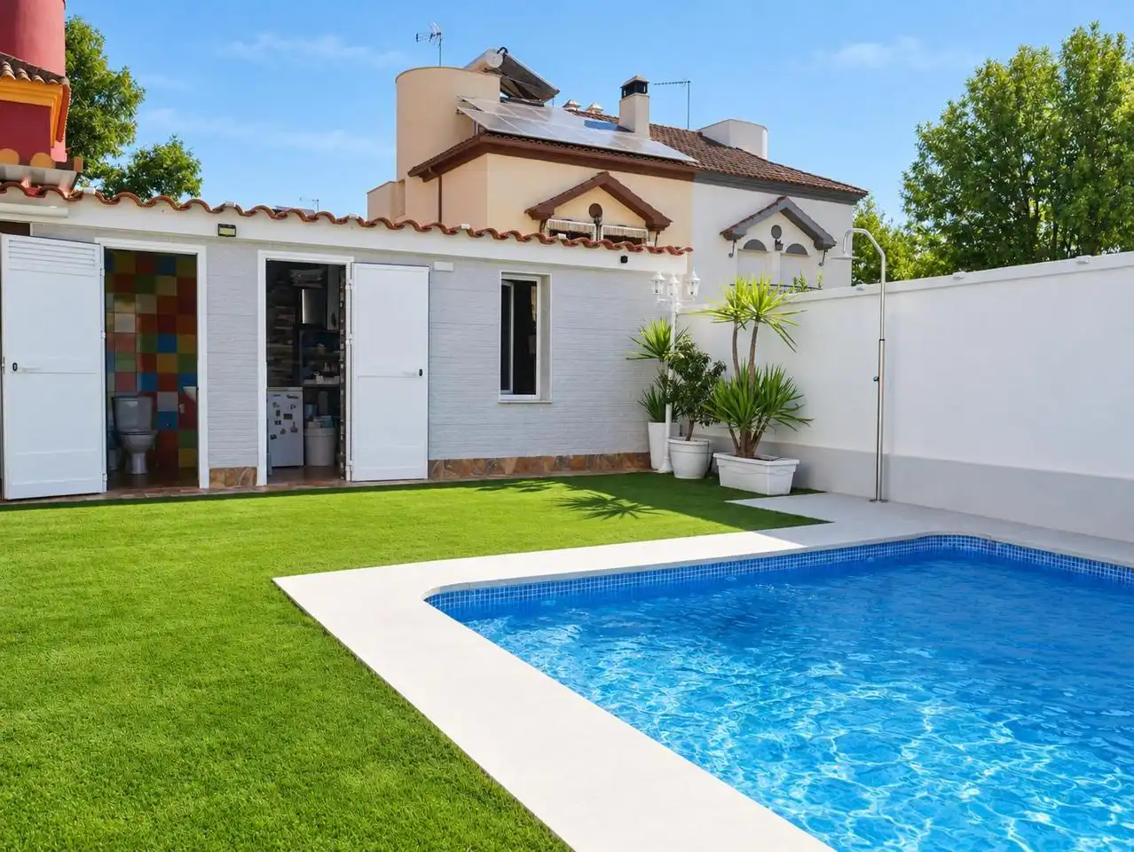 Piscina de Casa adosada en venda en Bormujos amb Aire condicionat, Jardí privat i Terrassa