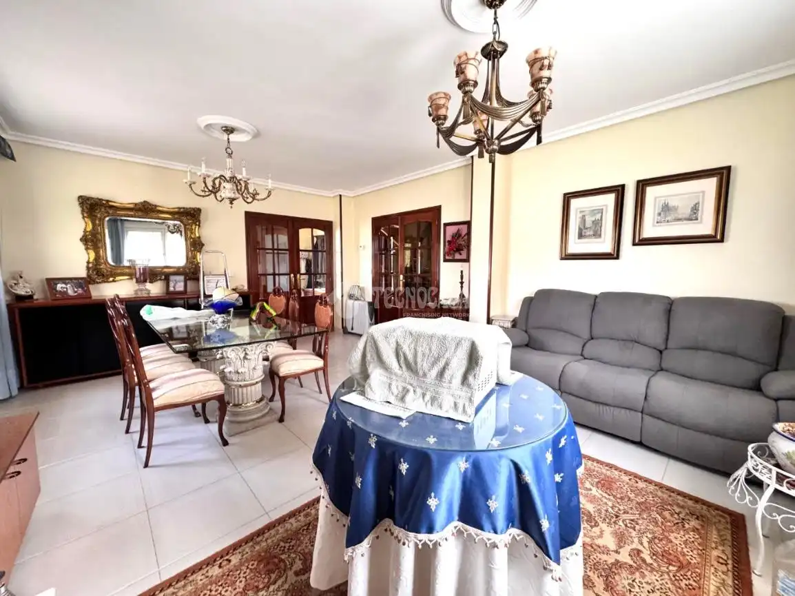 Living room of Houses for sale in Valladolid  with Air Conditioner, Parquet flooring and Furnished
