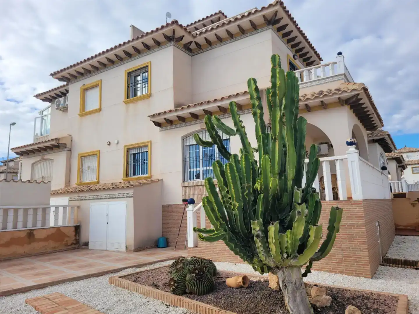 Vista exterior de Casa adosada en venda en Orihuela amb Jardí privat, Traster i Moblat