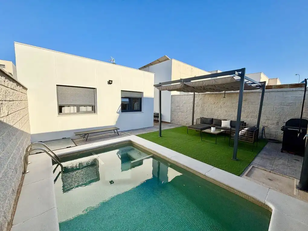 Piscina de Casa adosada en venta en Olías del Rey con Aire acondicionado, Calefacción y Piscina