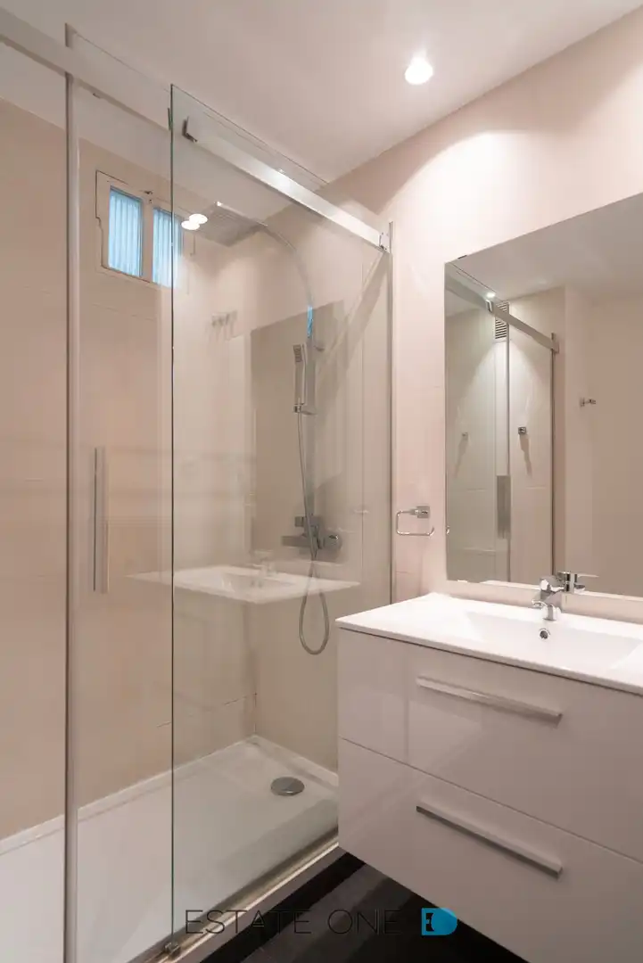 Bathroom of Flat for rent in Madrid  with Air Conditioner, Heating and Parquet flooring