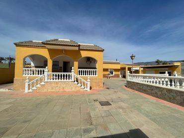 Detached house with pool for sale in Pechina