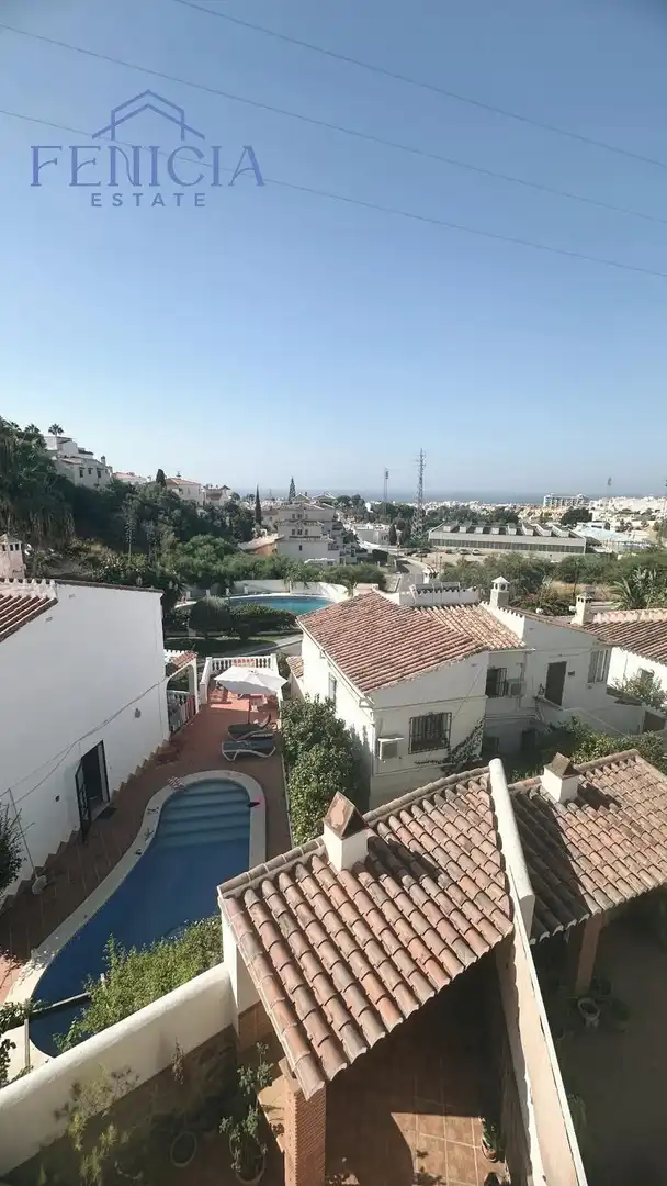 Vista exterior de Casa adosada en venta en Nerja con Jardín privado, Terraza y Piscina comunitaria
