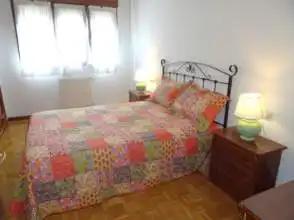 Schlafzimmer von Wohnung zur Miete in Gijón  mit Heizung, Parkett und Möbliert