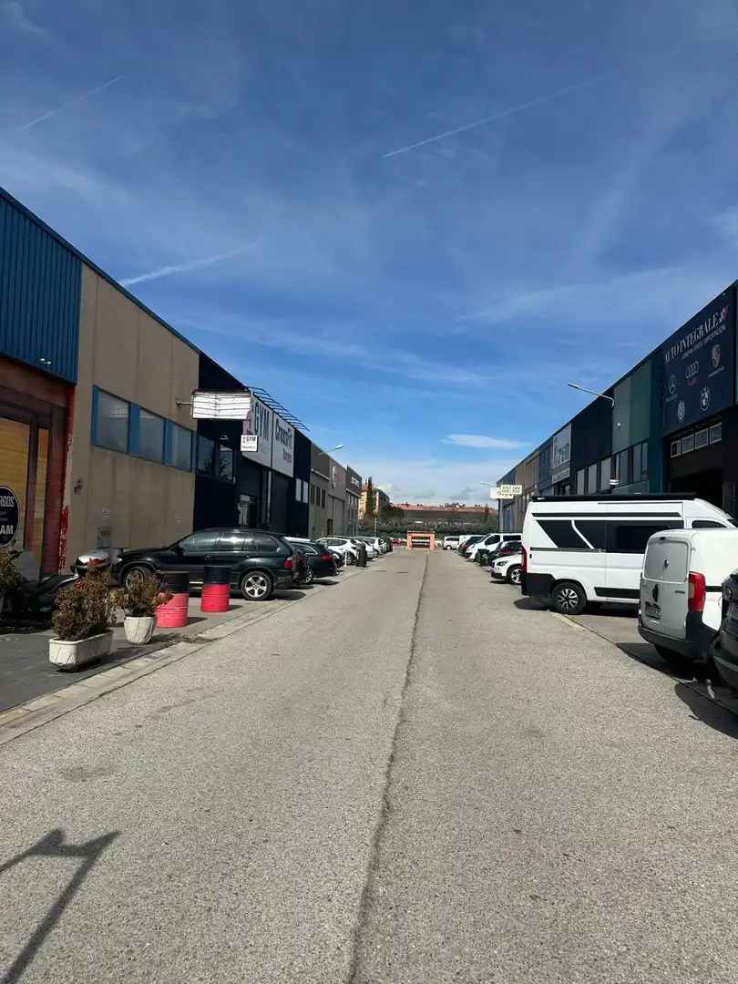 Parkplatz von Fabrikhallen zur Miete in Burgos