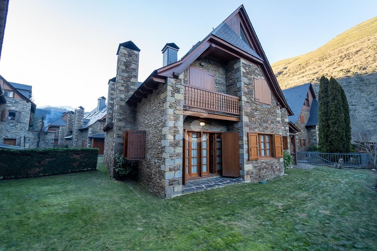 Vista exterior de Casa o xalet en venda en Vielha e Mijaran amb Calefacció, Traster i Moblat
