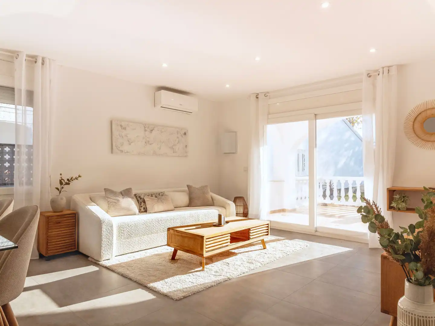 Wohnzimmer von Erdgeschoss zum Verkauf in Empuriabrava mit Klimaanlage, Heizung und Terrasse