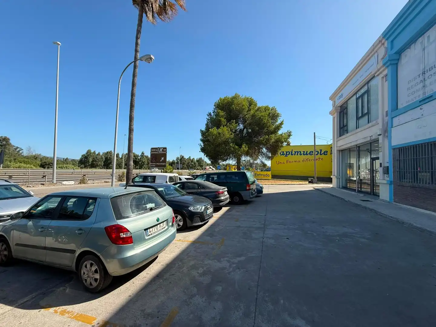 Parkplatz von Fabrikhallen zum Verkauf in Los Barrios