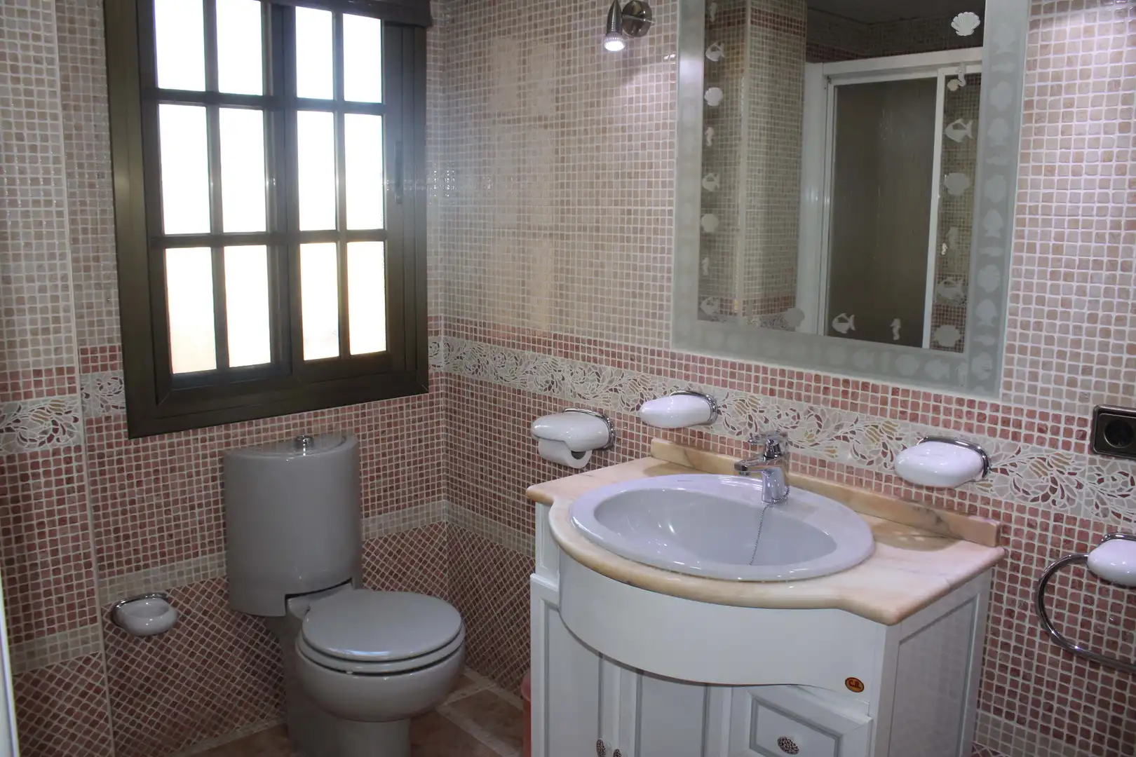 Bathroom of Houses for sale in Dos Hermanas  with Air Conditioner, Heating and Terrace