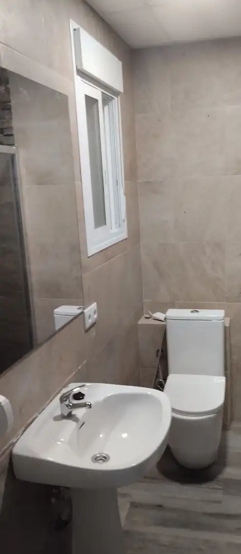 Badezimmer von Büro zur Miete in Córdoba mit Klimaanlage und Heizung