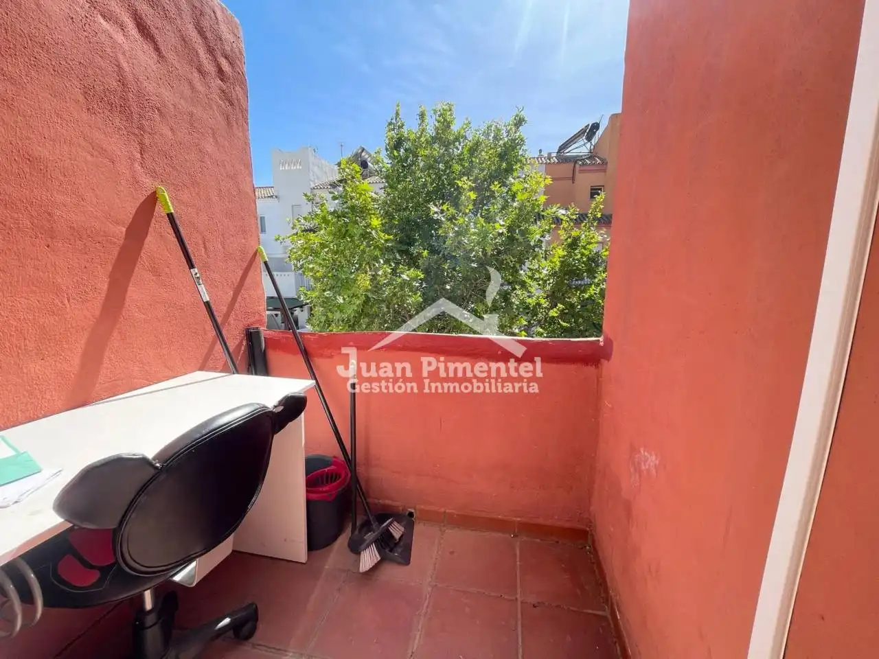 Vista exterior de Casa adosada en venda en Estepona amb Aire condicionat, Jardí privat i Terrassa