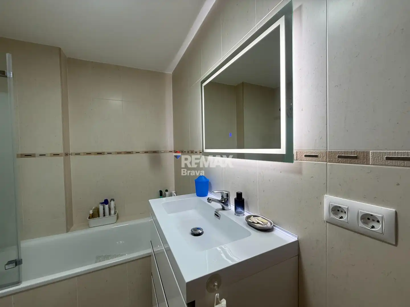 Bathroom of Attic for sale in Roses  with Air Conditioner, Terrace and Furnished