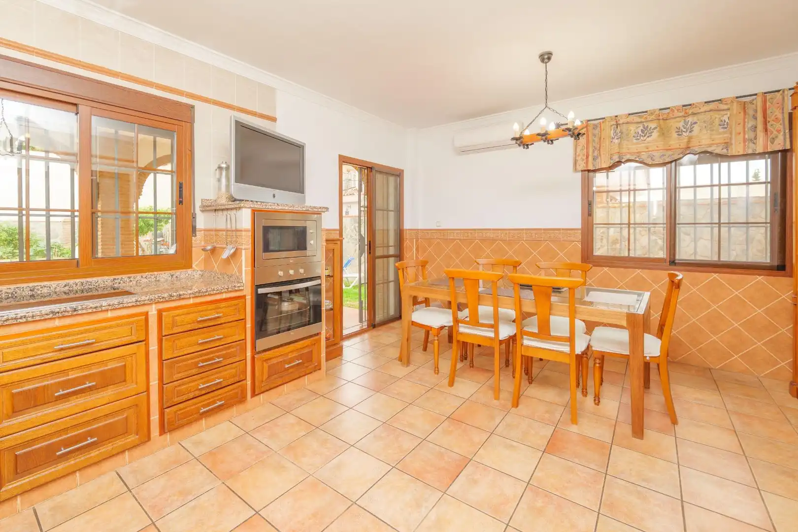 Kitchen of Houses for sale in Málaga  with Air Conditioner, Private garden and Swimming Pool