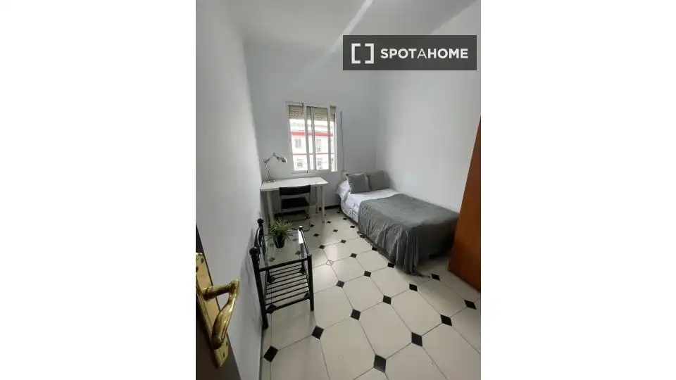 Room in Triana Este