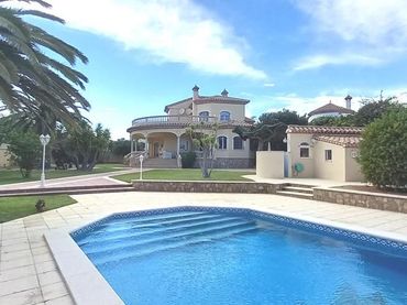 Villa con piscina in vendita a Miami Platja