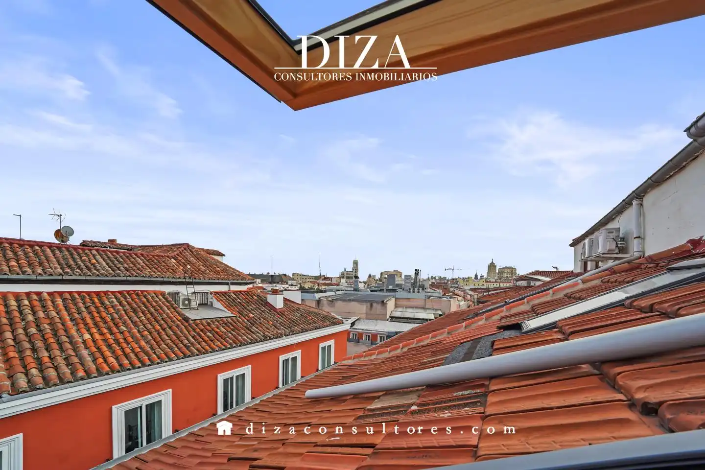 Vista exterior de Àtic en venda en Madrid amb Aire condicionat i Calefacció