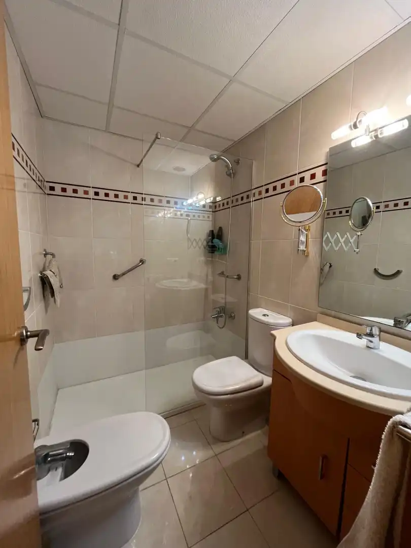 Baño de Apartamento de alquiler en Gandia con Aire acondicionado, Calefacción y Jardín privado