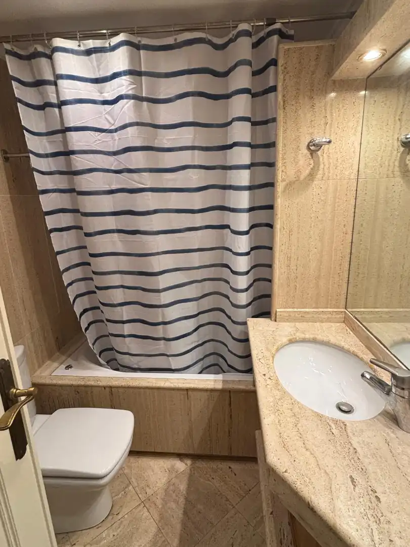 Badezimmer von Wohnung zur Miete in Valencia mit Klimaanlage, Heizung und Möbliert