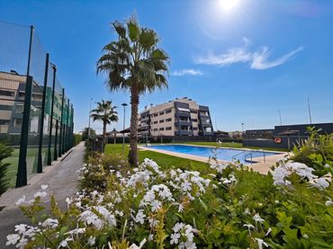 Bajo con piscina en venta en El Juncal - Vallealto