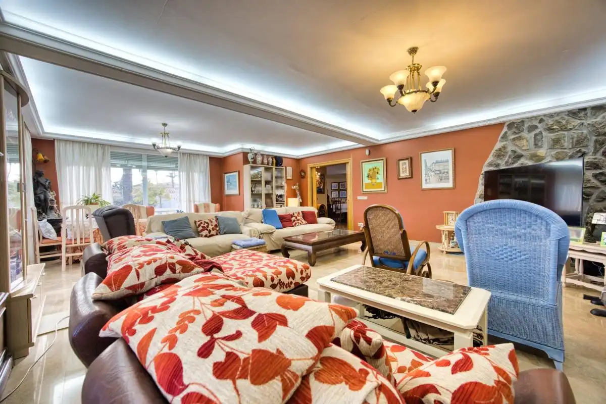Sala de estar de Casa o chalet en venta en L'Alfàs del Pi con Aire acondicionado, Calefacción y Jardín privado
