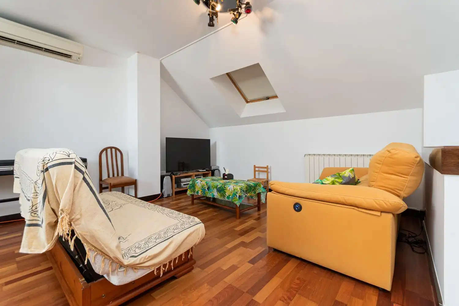 Living room of Detached homes for sale in Fuenlabrada  with Air Conditioner, Heating and Storage room