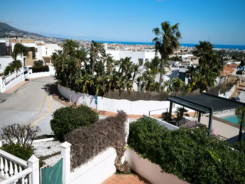 Vista exterior de Casa o xalet en venda en Mijas amb Aire condicionat, Terrassa i Piscina