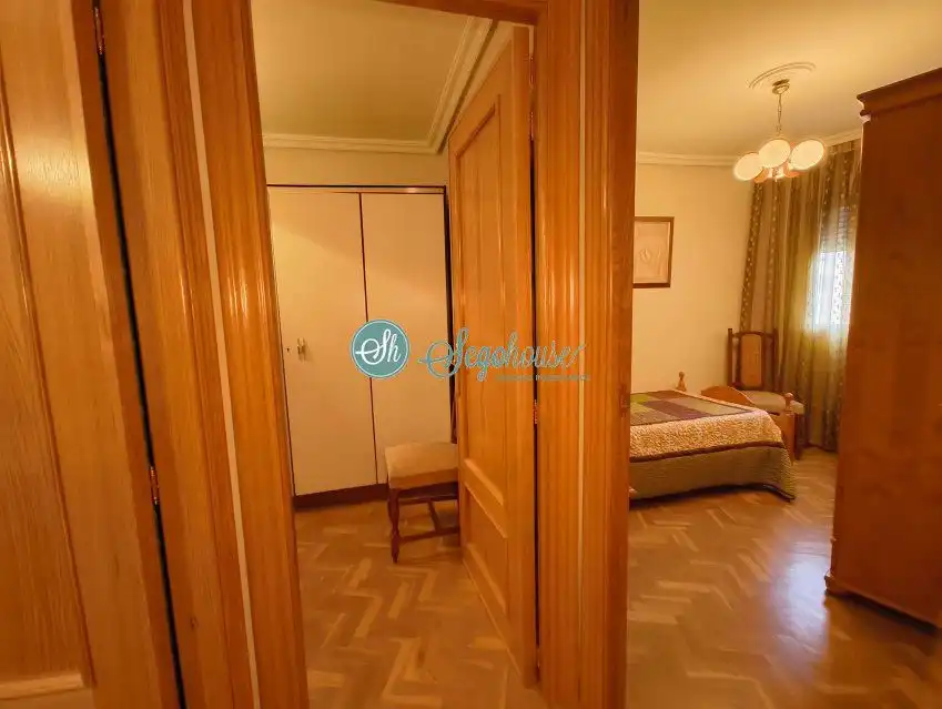 Dormitori de Pis en venda en Segovia amb Calefacció, Parquet i Moblat