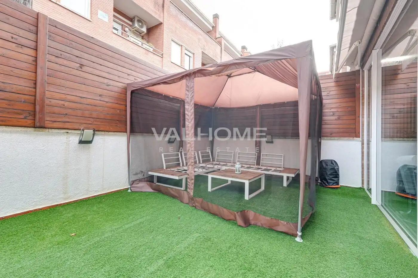 Terrasse von Einfamilien-Reihenhaus zum Verkauf in Sant Cugat del Vallès mit Heizung, Privatgarten und Parkett