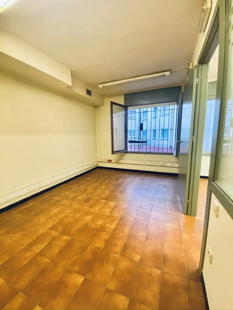 Büro zum Verkauf in Girona mit Klimaanlage und Heizung