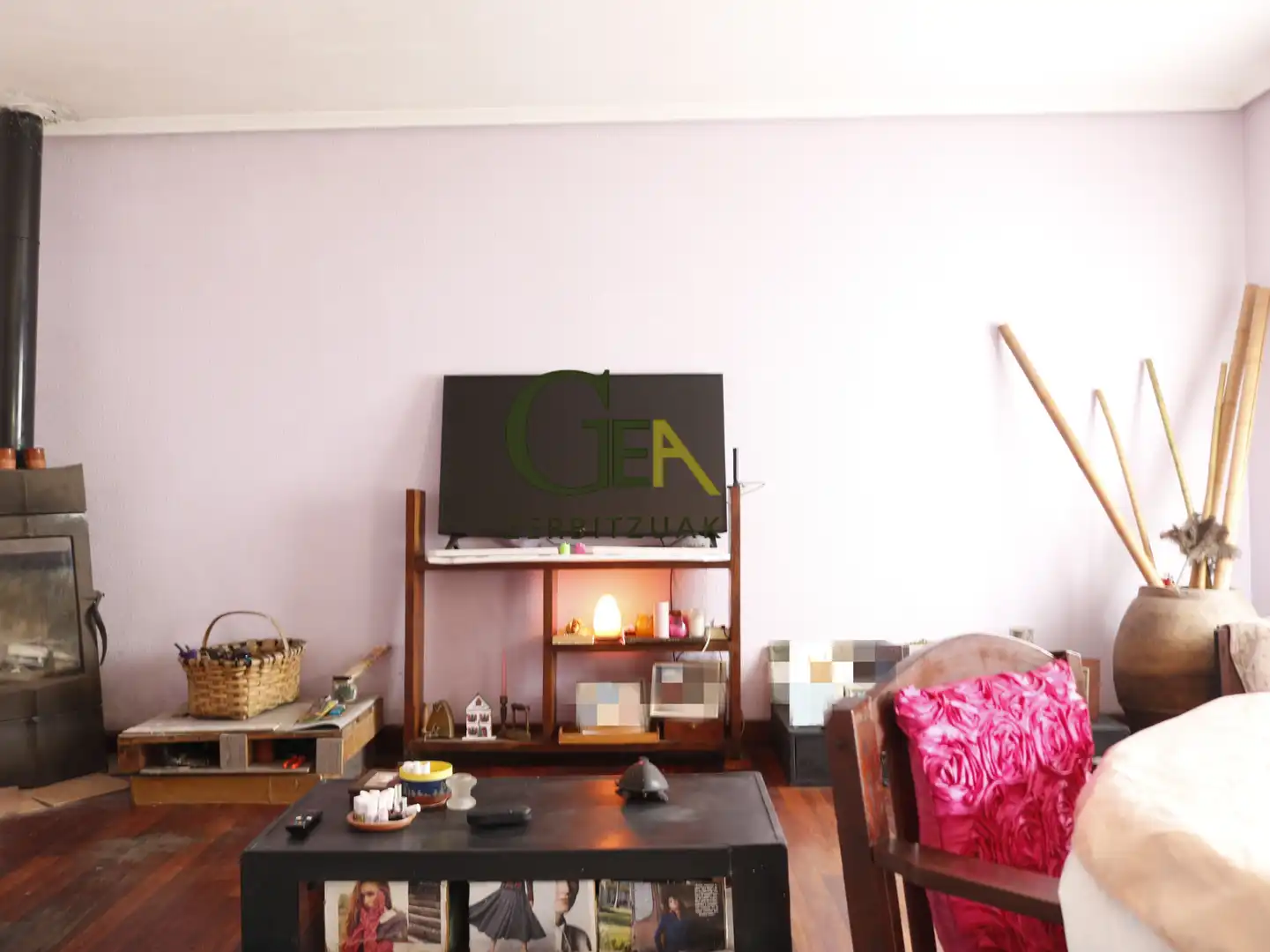 Wohnzimmer von Einfamilien-Reihenhaus zum Verkauf in Alkiza mit Heizung, Privatgarten und Terrasse
