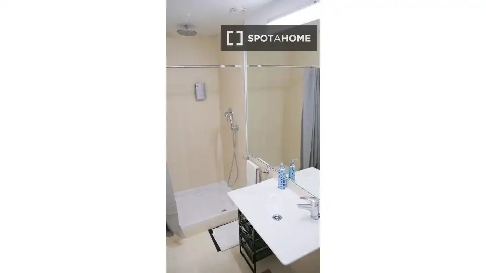 Room in Virgen del Cortijo - Manoteras