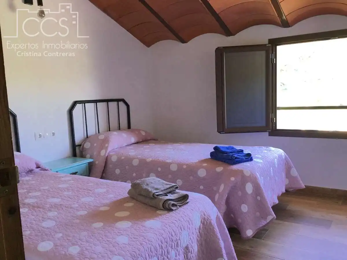 Dormitori de Finca rústica en venda en El Pedroso amb Traster, Piscina i Moblat