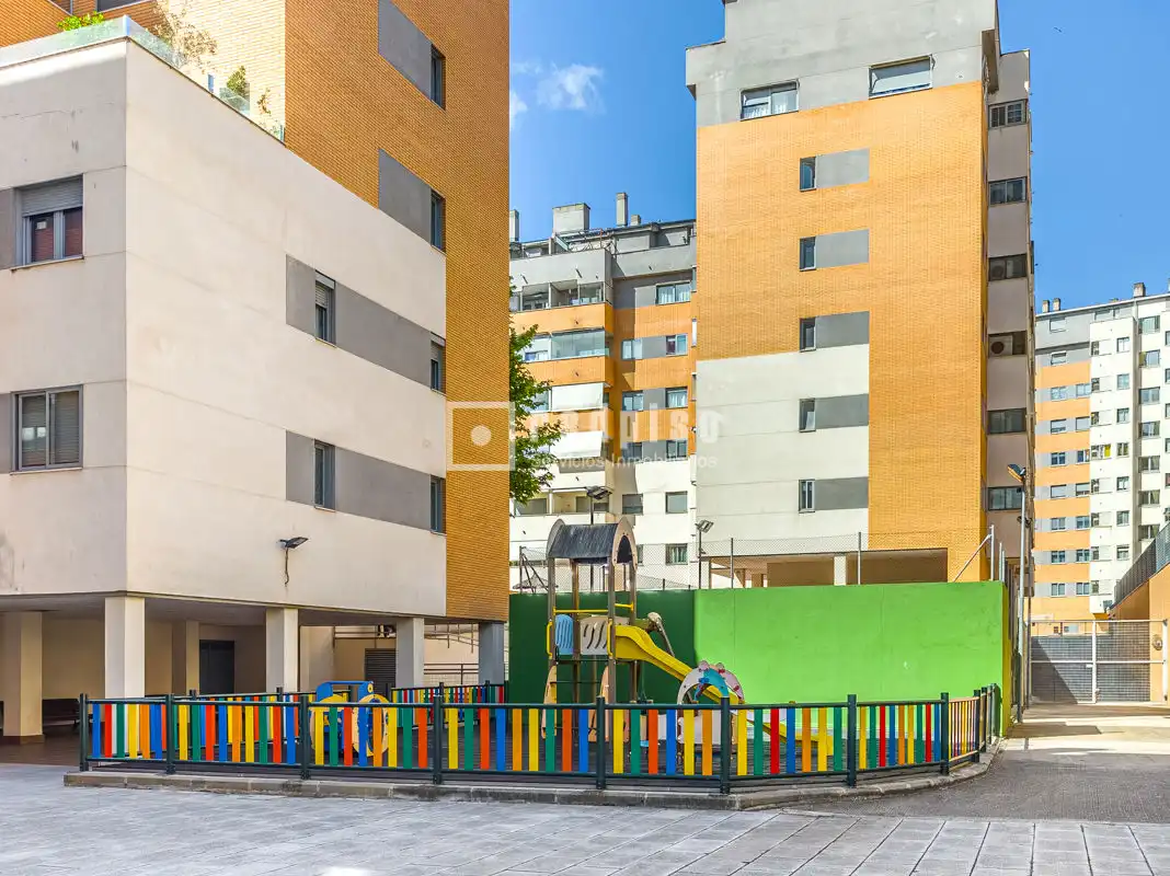 Vista exterior de Dúplex en venda en Alcorcón amb Calefacció, Jardí privat i Parquet