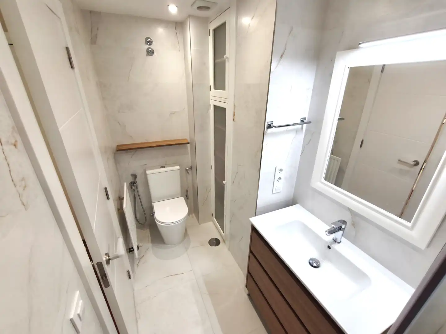 Bathroom of Apartments for rent in Vigo   with Storage room, Furnished and Balcony