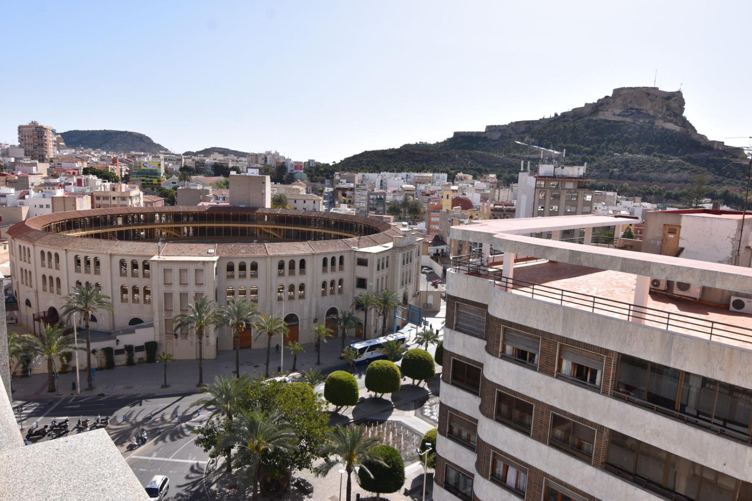 Vista exterior de Àtic en venda en Alicante / Alacant amb Aire condicionat, Terrassa i Moblat