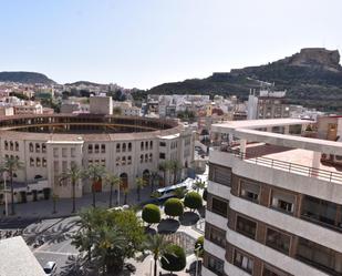 Vista exterior de Àtic en venda en Alicante / Alacant amb Aire condicionat, Terrassa i Moblat