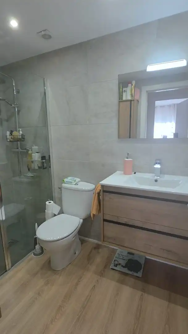 Bathroom of Flat for sale in Girona  with Air Conditioner, Heating and Terrace
