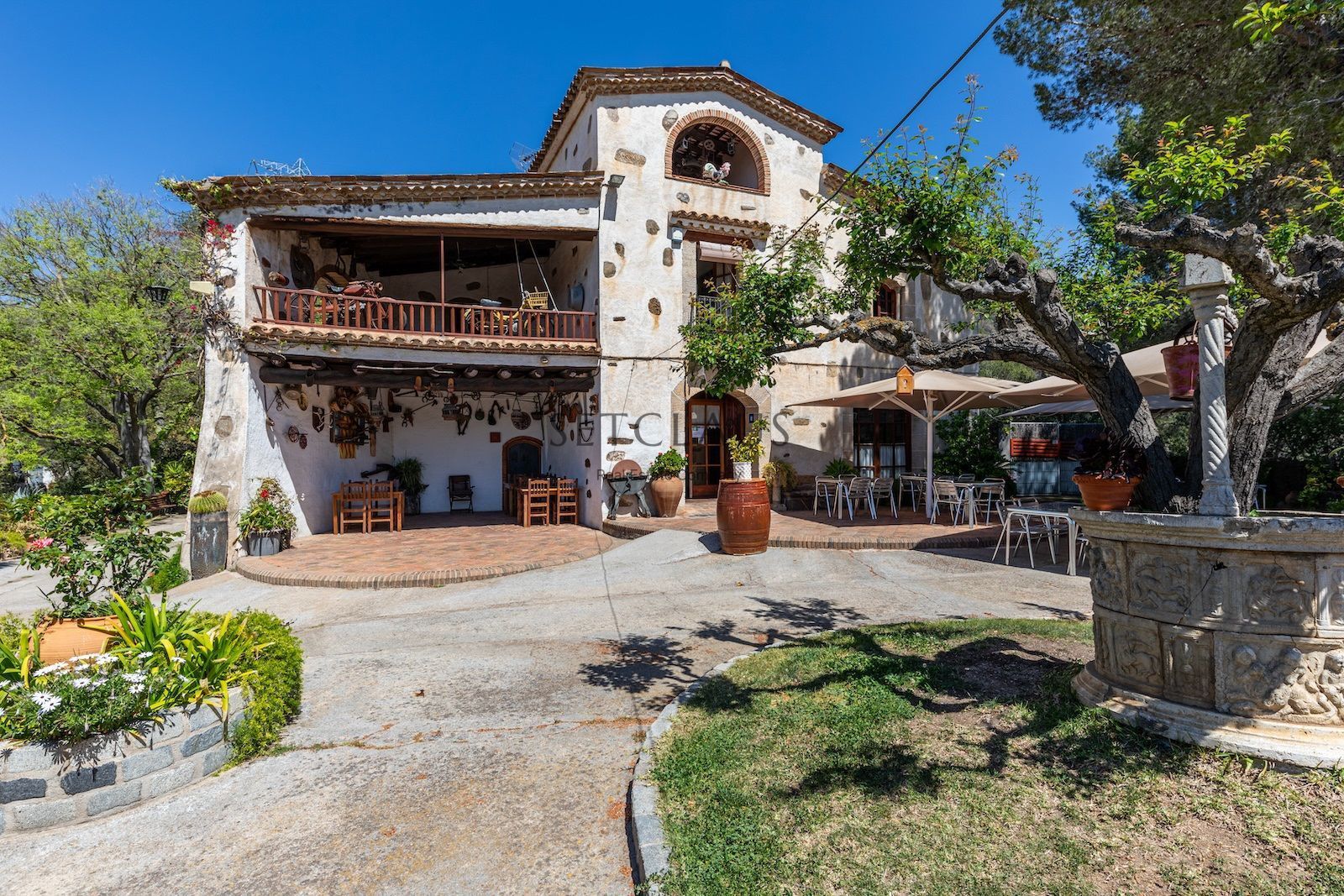 Vista exterior de Finca rústica en venda en Molins de Rei amb Calefacció i Piscina