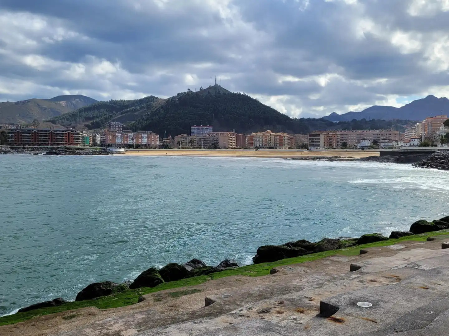 Vista exterior de Casa o chalet de alquiler en Castro-Urdiales con Calefacción, Jardín privado y Parquet
