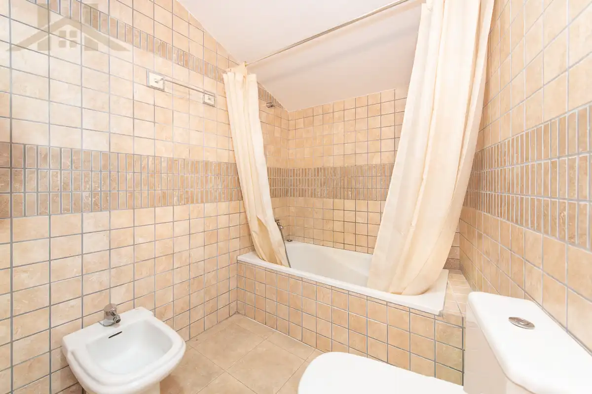 Badezimmer von Wohnung zum Verkauf in Navalcarnero mit Heizung, Parkett und Abstellraum