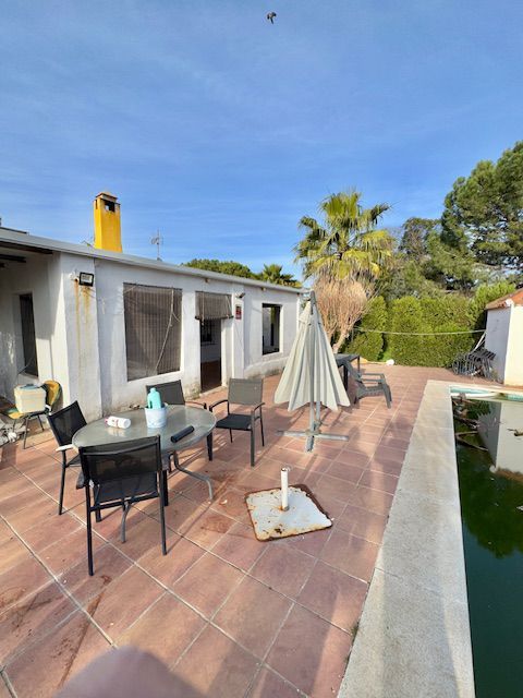 Vista exterior de Casa o xalet de lloguer en Carmona amb Aire condicionat i Piscina