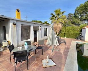 Vista exterior de Casa o xalet de lloguer en Carmona amb Aire condicionat i Piscina