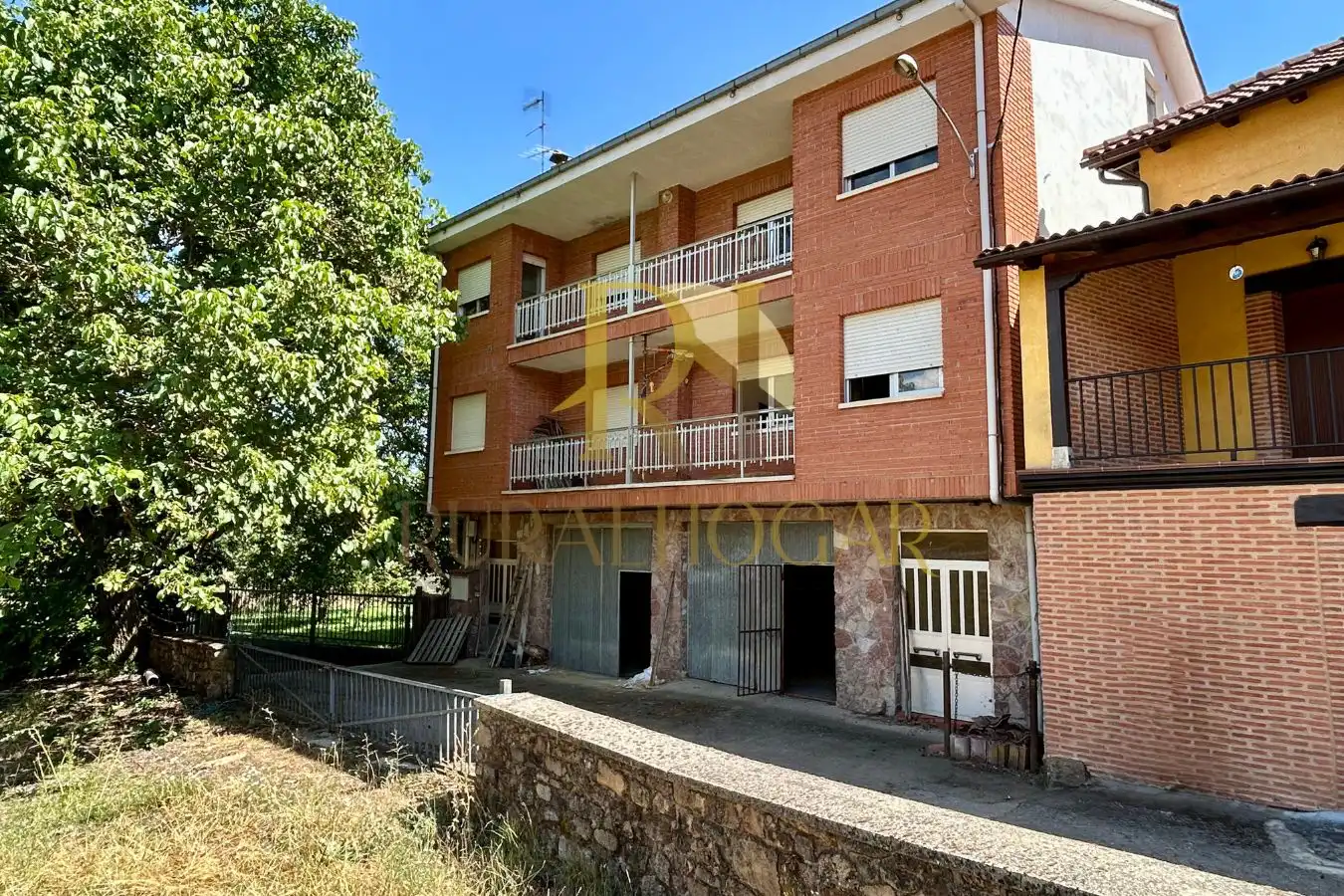 Vista exterior de Edifici en venda en Los Barrios de Luna 