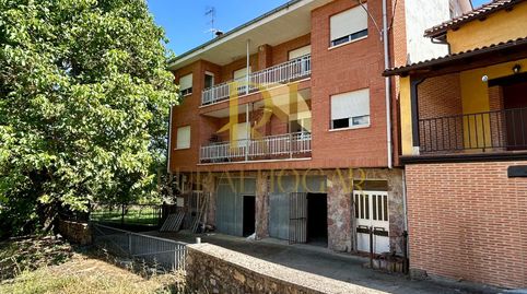 VEGA DE CABALLEROS: EDIFICIO DE TRES PLANTAS CON COCHERA!!