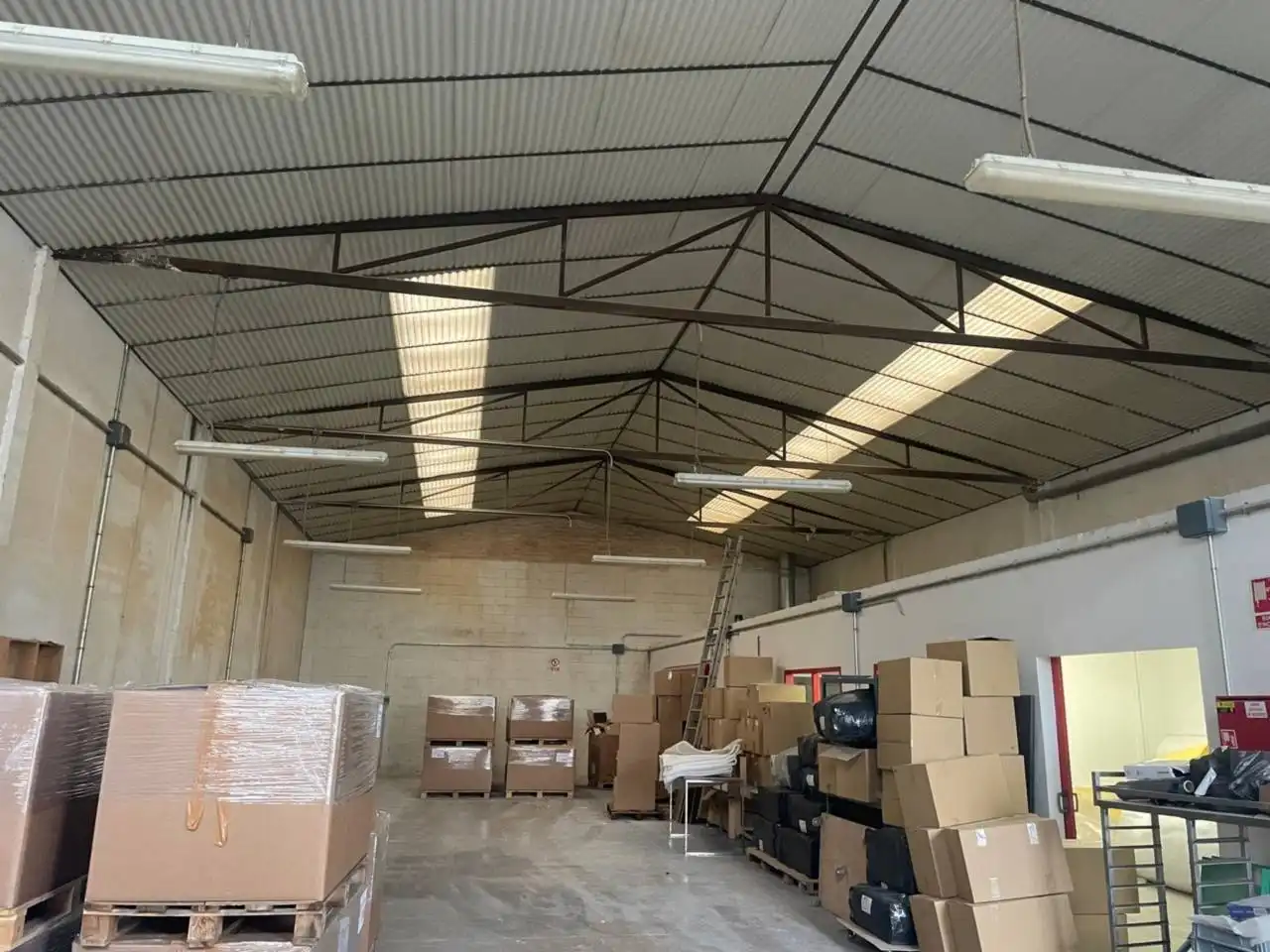Nau industrial de lloguer a Canovelles