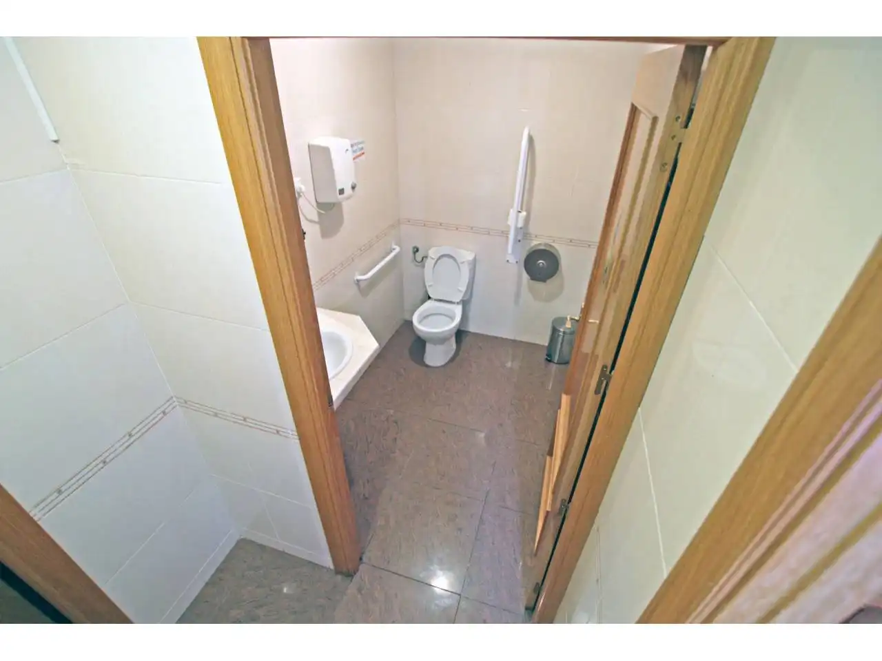 Bany de Local en venda en Guadalajara amb Aire condicionat