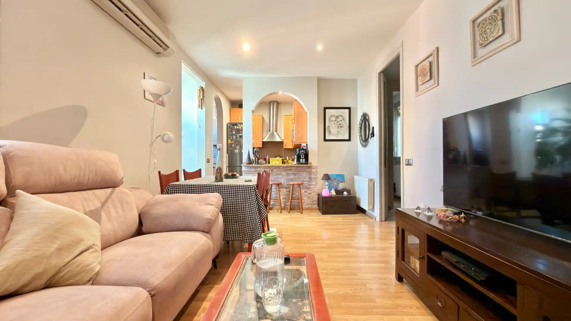 Living room of Flat for sale in  Barcelona Capital  with Air Conditioner, Heating and Parquet flooring