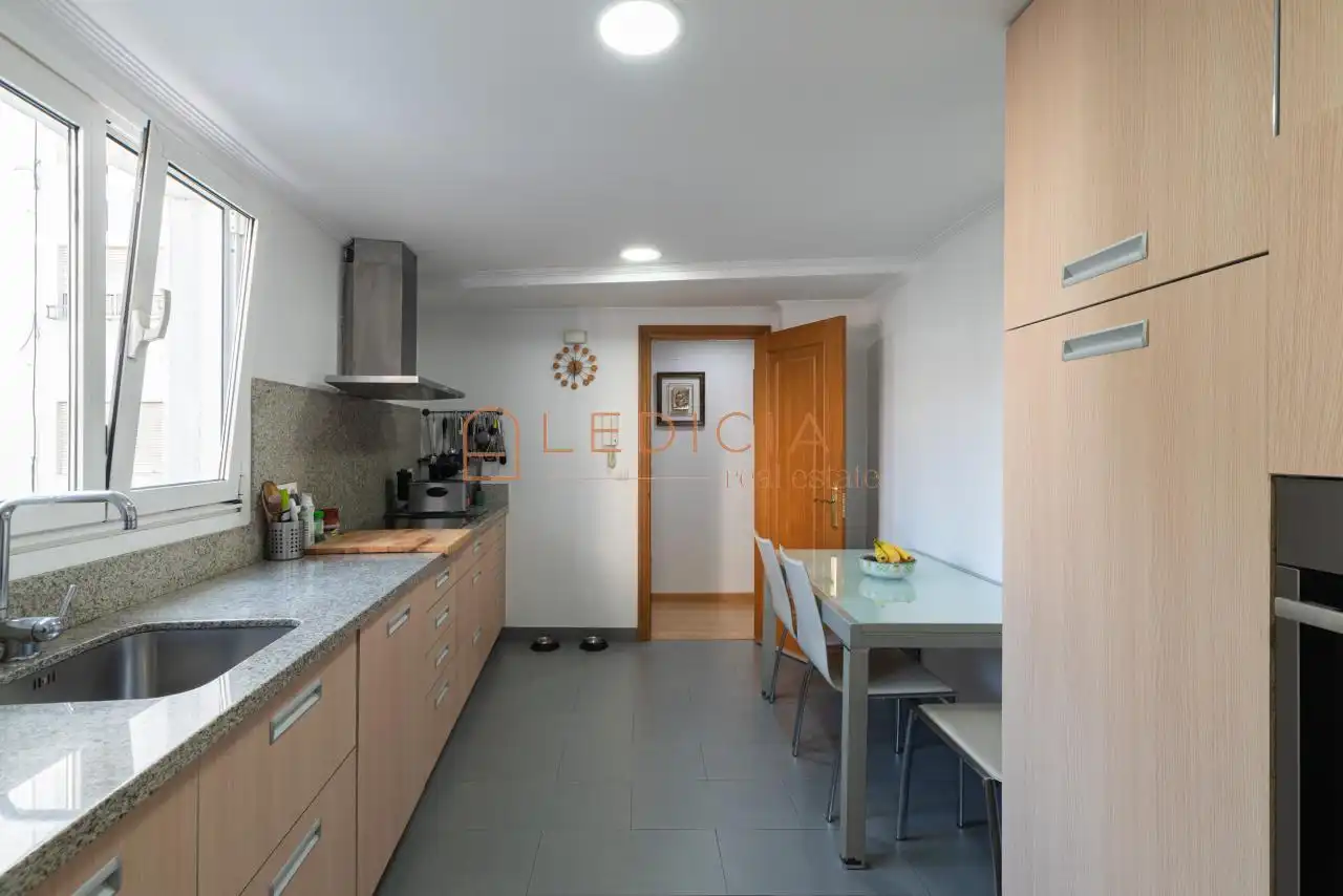Kitchen of Flat for sale in Vigo   with Heating and Furnished