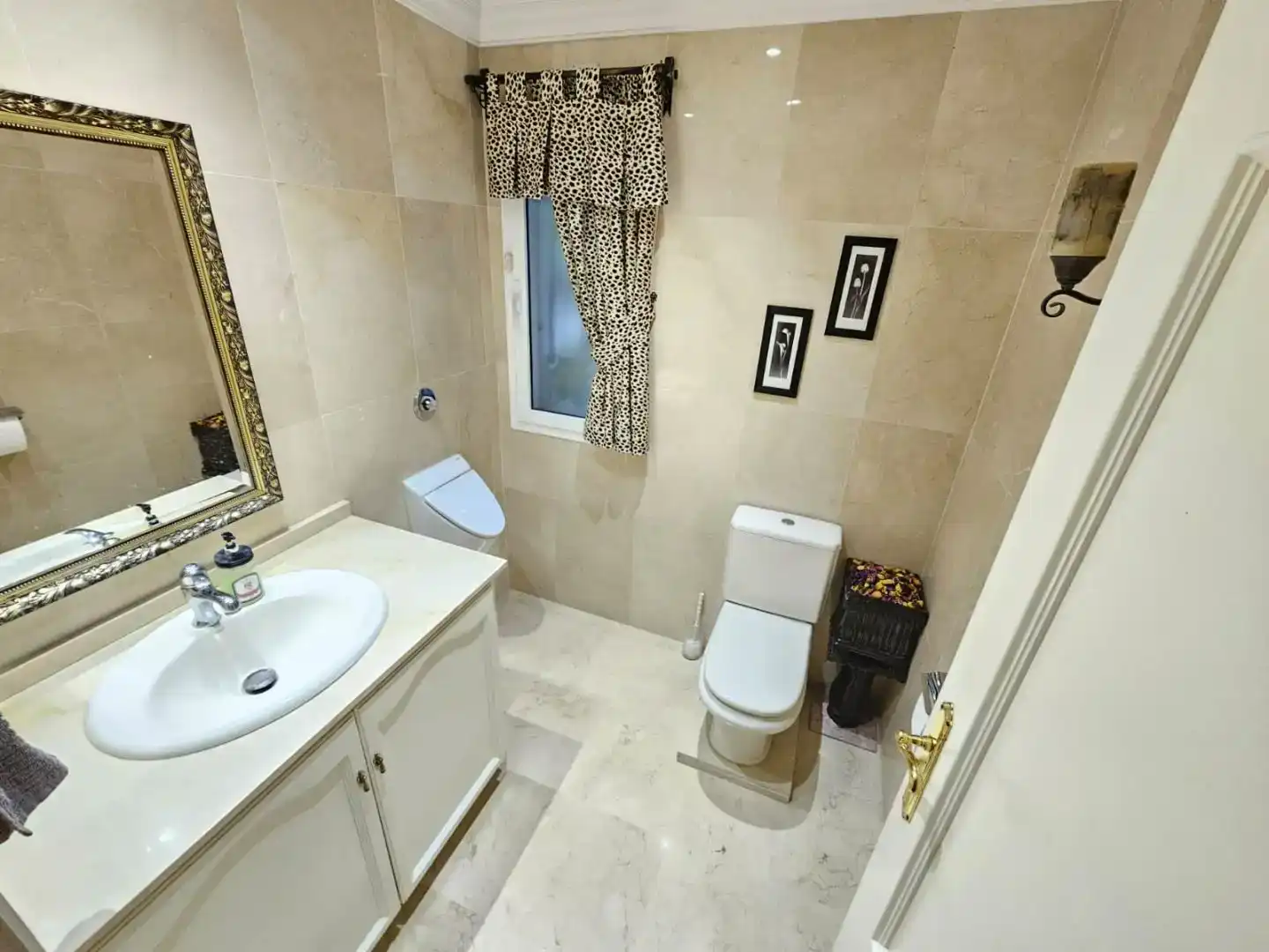 Badezimmer von Wohnung zur Miete in Mijas mit Klimaanlage, Privatgarten und Parkett
