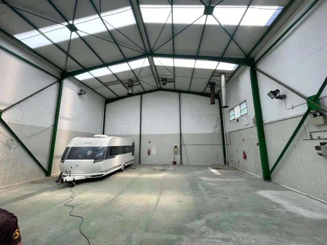 Parkplatz von Fabrikhallen zur Miete in Usurbil